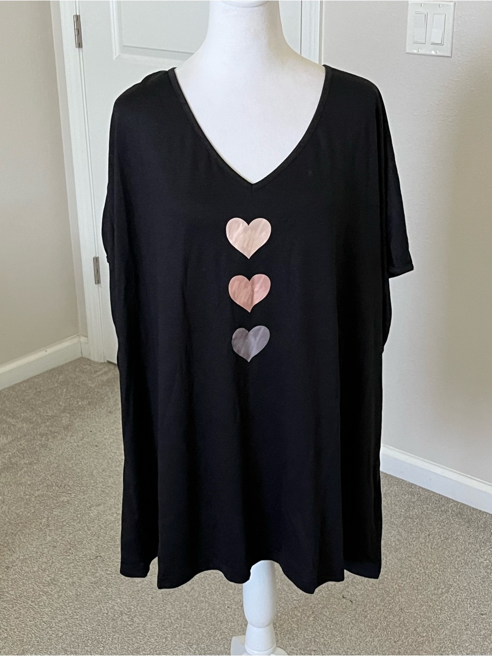NWT BloomChic Black V-Neck Tee with Three Hearts Size 26W